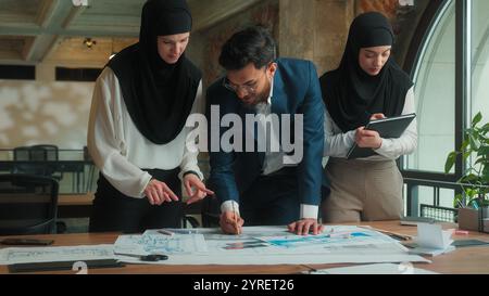 Arabischer Mann muslimische Frauen im Hijab Business Team Kollegen Architekt Ingenieur Designer zeichnen Gebäude Grundriss Entwurf Bauplan Entwurf Bauplan Stockfoto