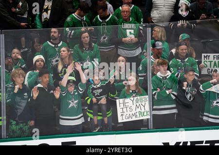 Dallas, Usa. Dezember 2024. Fans der Dallas Stars werden während der regulären Saison des Spiels der National Hockey League im American Airlines Center gesehen. Finale Dallas Stars 3-1 Winnipeg Jets. Am 1. Dezember 2024 in Dallas, Texas, USA. (Foto: Javier Vicencio/Eyepix Group/SIPA USA) Credit: SIPA USA/Alamy Live News Stockfoto