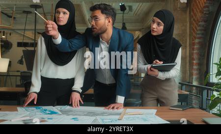 Arabisch-muslimische Teamkollegen Geschäftspartner Geschäftsmann Geschäftsfrau Büroingenieure Baumeister Designer Architekten Mann Boss und Frauen im Hijab Stockfoto