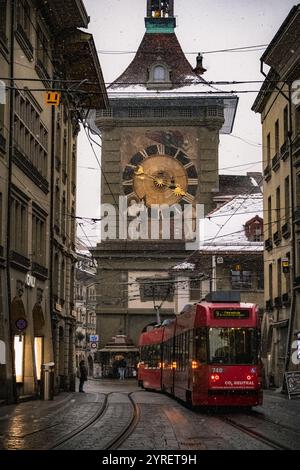 Ein malerischer Blick auf Berns Straßen und Straßenbahnen, die während Weihnachten mit Schnee bedeckt sind, und fängt den festlichen Charme und das winterliche Ambiente ein. Stockfoto