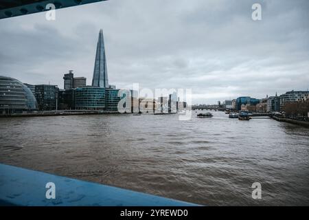 The Shard thront über der Themse in London und bietet einen atemberaubenden Blick auf moderne Architektur, die sich mit der natürlichen Schönheit des Flusses verschmelzen lässt. Stockfoto