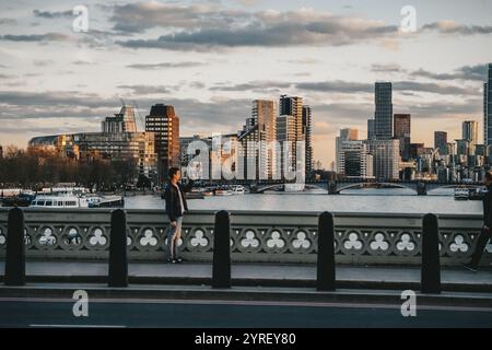 Eine atemberaubende Skyline der Londoner Stadt mit berühmten Wahrzeichen und der Themse bei Sonnenuntergang vor einer lebhaften städtischen Kulisse. Stockfoto