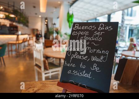 Innenausstattung des Boutique-Hotels im Marrakesch-Stil mit Schild an der Tafel Stockfoto