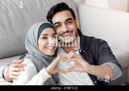 Nahaufnahme einer muslimischen Familie mit Herzsymbol Stockfoto