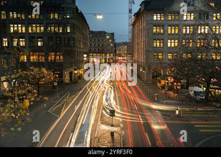 Eine Langzeitaufnahme der Straßen Zürichs fängt den pulsierenden Verkehr und die Lichter der Stadt ein und zeigt die dynamische Energie der Schweizer Metropole.z Stockfoto