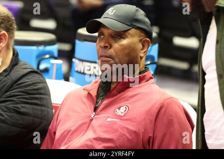 Baton Rouge, Usa. Dezember 2024. Leonard Hamilton, Cheftrainer der Florida State Seminoles, sieht sich die Übungen vor dem Spiel während eines ACC-SEC Challenge Männer Basketballspiels im Pete Maravich Assembly Center am Dienstag, den 3. Dezember 2024 in Baton Rouge, Louisiana, an. (Foto: Peter G. Forest/SipaUSA) Credit: SIPA USA/Alamy Live News Stockfoto