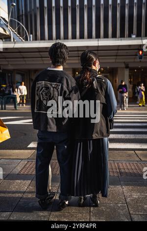 Modische Leute, die durch die Straßen von Kyoto spazieren, verbinden modernen Stil mit traditioneller japanischer Architektur und Kultur. Stockfoto