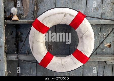 Rettungsschirm an der Decke einer alten Fähre Stockfoto