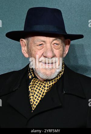 LONDON, GROSSBRITANNIEN. Dezember 2024. Sir Ian McKellen wird am 13. Dezember 2024 in Großbritannien und Irland von Warner Bros. Veröffentlicht Fotos am Odeon Luxe Leicester Square, London, Großbritannien. (Foto von 李世惠/siehe Li/Picture Capital) Credit: Siehe Li/Picture Capital/Alamy Live News Stockfoto