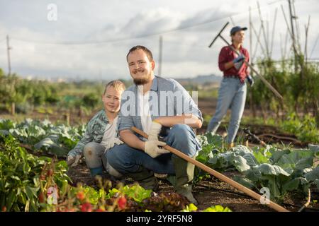 Mit seinem Sohn in einem Kohlgarten Stockfoto