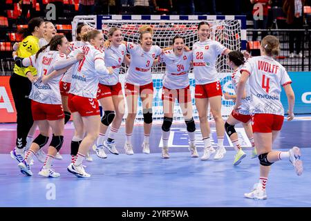 Basel, Schweiz. Dezember 2024. Basel, Schweiz, 03. Dezember 2024: Schweizer Spieler jubeln zum Ende des EHF Euro 2024-Spiels der Frauen in St. Jakobshalle in Basel. Philipp Kresnik (Philipp Kresnik/SPP) Credit: SPP Sport Press Photo. /Alamy Live News Stockfoto