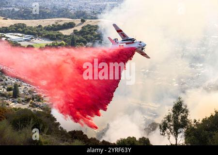 Oakland, Usa. Juli 2024. CALFire Feuerwehrflugzeuge fallen am Freitag, den 18. Oktober 2024, auf den Keller Brand in Oakland, Kalifornien, zurück. Das Vegetationsfeuer mit vier Alarmen beschädigte Häuser und wuchs auf etwa 10 Hektar an, bevor der Fortschritt des Feuers gestoppt wurde. Foto: Peter DaSilva/UPI Credit: UPI/Alamy Live News Stockfoto