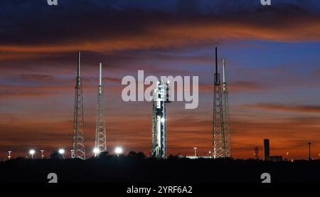 Kennedy Space Center, Usa. September 2024. In der Abenddämmerung ist eine SpaceX Falcon 9-Rakete bereit, ihre Crew Dragon-Raumsonde mit einer Besatzung bestehend aus NASA- und Roscosmos-Astronauten am Freitag, den 27. September 2024, vom Launch Complex 40 auf der Cape Canaveral Space Force Station in Florida zur Internationalen Raumstation zu starten. Foto: Joe Marino/UPI Credit: UPI/Alamy Live News Stockfoto