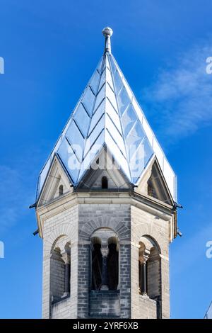Einer der beiden Osttürme der romanischen Basilika St. Aposteln in der Kölner Altstadt vor blauem Himmel Stockfoto