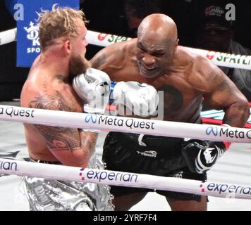 Arlington, Usa. November 2024. Der ehemalige Schwergewichtsmeister Mike Tyson und der Star der sozialen Medien wurden am Freitag, den 15. November 2024, im AT&T Stadium in Arlington, Texas, Boxer Jake Paul Fight. Paul wurde bei einstimmiger Entscheidung zum Sieger erklärt. Foto: Ian Halperin/UPI Credit: UPI/Alamy Live News Stockfoto