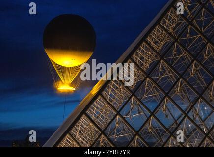 Paris, Frankreich. August 2024. Der Olympische Kessel erhebt sich nach Sonnenuntergang in der Nähe der Pyramide des Louvre in Paris, Frankreich am Dienstag, den 6. August 2024. Die olympische elektrische Flamme ist 100 Meter hoch und hat einen 22 Fuß großen Feuerring und steigt für ein paar Stunden jede Nacht 200 Meter in der Luft auf. Die Sommerspiele 2024 in Paris werden bis zum 11. August fortgesetzt. Foto: Pat Benic/UPI Credit: UPI/Alamy Live News Stockfoto