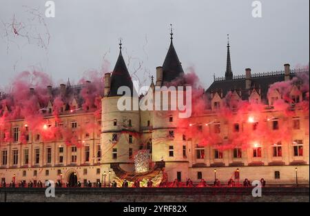 Paris, Frankreich. Juli 2024. Tänzer treten vor der Conciergerie auf, einem ehemaligen Gefängnis und Teil eines ehemaligen Königspalastes am Ufer der seine während der Eröffnungszeremonie der Olympischen Spiele 2024 in Paris, Frankreich, am Freitag, den 26. Juli 2024. Mehr als 10.000 Athleten aus 206 Ländern werden an den Olympischen Sommerspielen teilnehmen, die vom 26. Juli bis 11. August stattfinden. Foto: Paul Hanna/UPI Credit: UPI/Alamy Live News Stockfoto