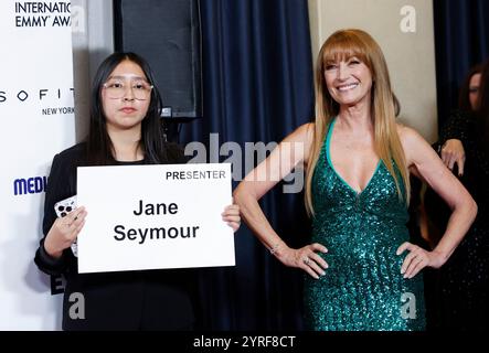 New York, Usa. November 2024. Jane Seymour kommt am Montag, 25. November 2024, auf dem roten Teppich bei den 52. International Emmy Awards im New York Hilton Midtown in New York City an. Foto: John Angelillo/UPI Credit: UPI/Alamy Live News Stockfoto