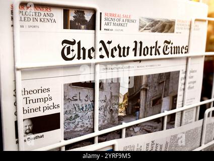 Zeitung - New York Times Schlagzeilen über aktuelle nationale, nationale und internationale Geschichten. Die amerikanische Tageszeitung aus New York ist bekannt. Stockfoto