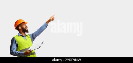 Schwarzer Architekt, Der Auf Baustelle Arbeitet Zeigefinger, Weißer Hintergrund Stockfoto