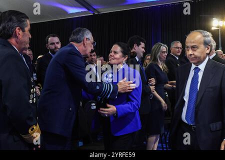 Verteidigungsministerin Maya Fernandez (Zentrum) während der ExpoNaval 2024 am Passenger Terminal Valparaiso Port. Die Exponaval 2024, die internationale Messe für die Marine- und Verteidigungsindustrie, findet vom 3. Bis 6. Dezember im Passagierterminal Puerto Valparaíso statt. Diese Veranstaltung, die von der FISA von der GL Events Group organisiert und von der chilenischen Marine gesponsert wird, wird eine Ausstellung mit mehr als 100 Ausstellern präsentieren, die auf einer Fläche von 12.000 m2 aus mehr als 25 Ländern stattfinden wird. Diese Veranstaltung soll zum Treffpunkt der Streitkräfte, Zulieferunternehmen und Branchenexperten werden – WHO Stockfoto