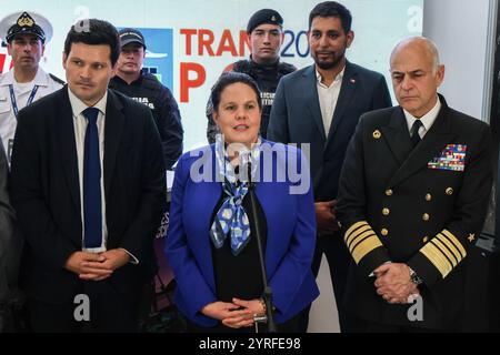 Verteidigungsministerin Maya Fernandez (Zentrum) während der ExpoNaval 2024 am Passenger Terminal Valparaiso Port. Die Exponaval 2024, die internationale Messe für die Marine- und Verteidigungsindustrie, findet vom 3. Bis 6. Dezember im Passagierterminal Puerto Valparaíso statt. Diese Veranstaltung, die von der FISA von der GL Events Group organisiert und von der chilenischen Marine gesponsert wird, wird eine Ausstellung mit mehr als 100 Ausstellern präsentieren, die auf einer Fläche von 12.000 m2 aus mehr als 25 Ländern stattfinden wird. Diese Veranstaltung soll zum Treffpunkt der Streitkräfte, Zulieferunternehmen und Branchenexperten werden – WHO Stockfoto