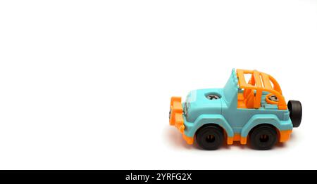 Plastikspielzeugautos In Türkis Und Orange, Isoliert Auf Weißem Hintergrund Stockfoto