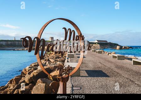 Malerischer Blick auf Tarifa mit Schloss Guzman el Bueno und Leuchtturm Stockfoto