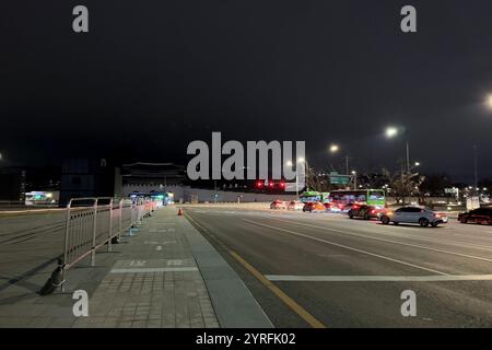 Die Situation am Gwanghwamun Square in dieser Nacht. Seoul, South Kerean, 3. Dezember 2024. Der südkoreanische Präsident Yoon Suk Yeol erließ am Abend des 3. Dezember 2024 Ortszeit eine Notfallverfügung. Die südkoreanische Nationalversammlung hielt am frühen Morgen des 4. Eine Plenarsitzung ab und stimmte für die Verabschiedung einer Resolution, die die Aufhebung des Kriegsrechts fordert. Quelle: Liu Xu/China News Service/Alamy Live News Stockfoto