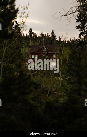 Das Haus liegt im Herzen der Colorado Mountains Stockfoto