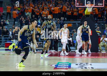 Peking, chinesische Provinz Guangdong. Dezember 2024. Xu Jie (1. L) von Guangdong Southern Tigers feiert seinen Buzzer-Schlag während eines Spiels zwischen Guangdong Southern Tigers und Shanxi Loongs in der Saison 2024-2025 in Dongguan, der südchinesischen Provinz Guangdong, am 3. Dezember 2024. Quelle: Zheng Jiaxiong/Xinhua/Alamy Live News Stockfoto