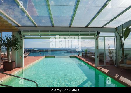 Luxuriöses Hallenbad mit einziehbarem Dach und Meerblick Stockfoto