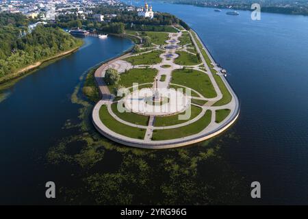 JAROSLAWL, RUSSLAND - 19. JULI 2019: Blick auf den Strelka-Park an einem Juli-Tag. Historisches Zentrum von Jaroslawl. Goldener Ring von Russland Stockfoto