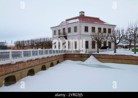 PETRODVORETS, RUSSLAND - 12. FEBRUAR 2022: Blick auf den Palast Marly im Unteren Park des Palastes Peterhof und Parkkomplexes an einem bewölkten Februartag Stockfoto