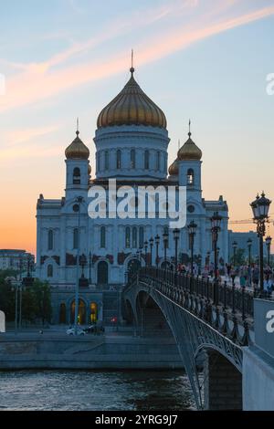 MOSKAU, RUSSLAND - 17. AUGUST 2022: Die Kathedrale Christi des Erlösers vor dem Hintergrund eines Sonnenuntergangs im August Stockfoto