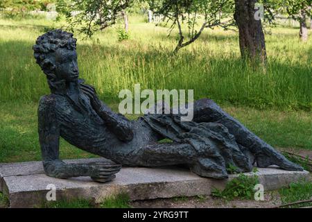 MIKHAILOVSKOYE, RUSSLAND - 12. JUNI 2024: Skulptur „Puschkin der Lyzeum-Student“ Nahaufnahme an einem Juni-Tag. Michailowskoje Estate, Puschkinskie Blutig Stockfoto