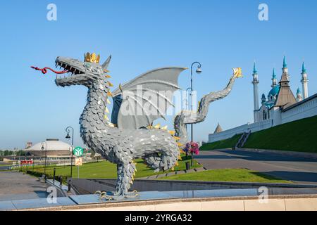 KASAN, RUSSLAND - 01. SEPTEMBER 2024: Skulptur des mythischen Zilanten - das Symbol Kasans an einem sonnigen Septembertag Stockfoto