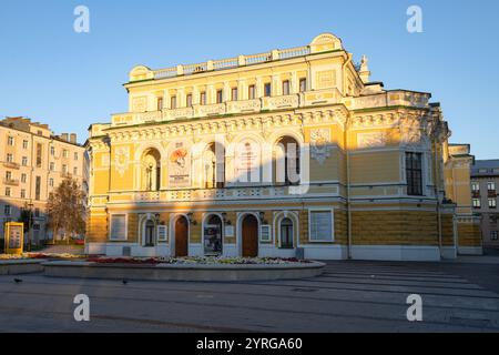 NISCHNI NOWGOROD, RUSSLAND - 5. SEPTEMBER 2024: Nischni Nowgorod Staatliches Akademisches Theater an einem sonnigen Septembermorgen Stockfoto