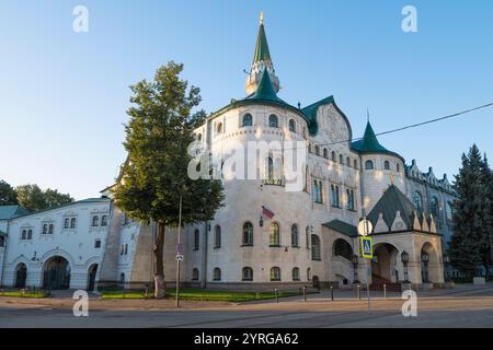 NISCHNI NOWGOROD, RUSSLAND - 5. SEPTEMBER 2024: Bau der Wolga-Wjatka-Hauptverwaltung der russischen Zentralbank an einem September-Morgen Stockfoto