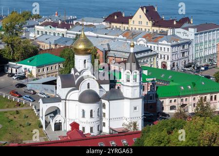 NISCHNI NOWGOROD, RUSSLAND - 5. SEPTEMBER 2024: Kirche der kasanischen Ikone der Mutter Gottes in der Stadtlandschaft an einem Septembertag Stockfoto