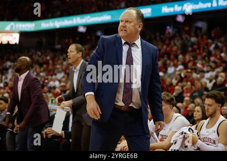 Madison, WI, USA. Dezember 2024. Greg Gard, Cheftrainer der Wisconsin Badgers, während des NCAA Basketballspiels zwischen den Michigan Wolverines und den Wisconsin Badgers im Kohl Center in Madison, WI. Darren Lee/CSM/Alamy Live News Stockfoto