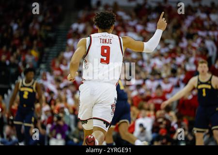 Madison, WI, USA. Dezember 2024. Die Wisconsin Badgers schützen John Tonje (9) während des NCAA Basketballspiels zwischen den Michigan Wolverines und den Wisconsin Badgers im Kohl Center in Madison, WI. Darren Lee/CSM/Alamy Live News Stockfoto