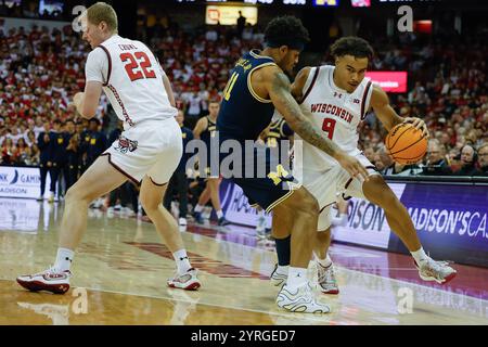 Madison, WI, USA. Dezember 2024. Der Wächter John Tonje (9) fährt während des NCAA Basketballspiels zwischen den Michigan Wolverines und den Wisconsin Badgers im Kohl Center in Madison, WI, zum Korb. Darren Lee/CSM/Alamy Live News Stockfoto