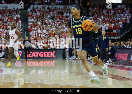 Madison, WI, USA. Dezember 2024. Michigan Wolverines bewachen Rubin Jones (15) während des NCAA Basketballspiels zwischen den Michigan Wolverines und den Wisconsin Badgers im Kohl Center in Madison, WI. Darren Lee/CSM/Alamy Live News Stockfoto