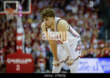 Madison, WI, USA. Dezember 2024. Wisconsin Badgers schützen Max Klesmit (11) während des NCAA Basketballspiels zwischen den Michigan Wolverines und den Wisconsin Badgers im Kohl Center in Madison, WI. Darren Lee/CSM/Alamy Live News Stockfoto