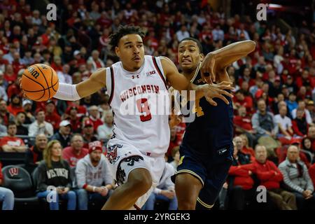 Madison, WI, USA. Dezember 2024. Der Wächter John Tonje (9) fährt während des NCAA Basketballspiels zwischen den Michigan Wolverines und den Wisconsin Badgers im Kohl Center in Madison, WI, zum Korb. Darren Lee/CSM/Alamy Live News Stockfoto