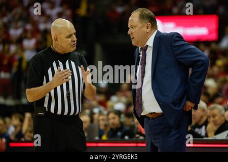 Madison, WI, USA. Dezember 2024. Greg Gard, Cheftrainer der Wisconsin Badgers, während des NCAA Basketballspiels zwischen den Michigan Wolverines und den Wisconsin Badgers im Kohl Center in Madison, WI. Darren Lee/CSM/Alamy Live News Stockfoto