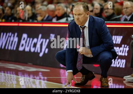 Madison, WI, USA. Dezember 2024. Greg Gard, Cheftrainer der Wisconsin Badgers, während des NCAA Basketballspiels zwischen den Michigan Wolverines und den Wisconsin Badgers im Kohl Center in Madison, WI. Darren Lee/CSM/Alamy Live News Stockfoto