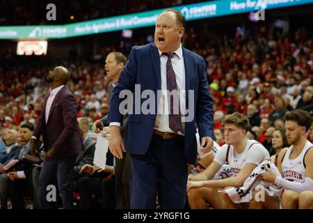 Madison, WI, USA. Dezember 2024. Greg Gard, Cheftrainer der Wisconsin Badgers, reiste beim NCAA-Basketballspiel zwischen den Michigan Wolverines und den Wisconsin Badgers im Kohl Center in Madison, WI. Darren Lee/CSM/Alamy Live News Stockfoto