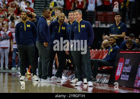 Madison, WI, USA. Dezember 2024. Dusty May, Cheftrainer der Michigan Wolverines, während des NCAA Basketballspiels zwischen den Michigan Wolverines und den Wisconsin Badgers im Kohl Center in Madison, WI. Darren Lee/CSM/Alamy Live News Stockfoto